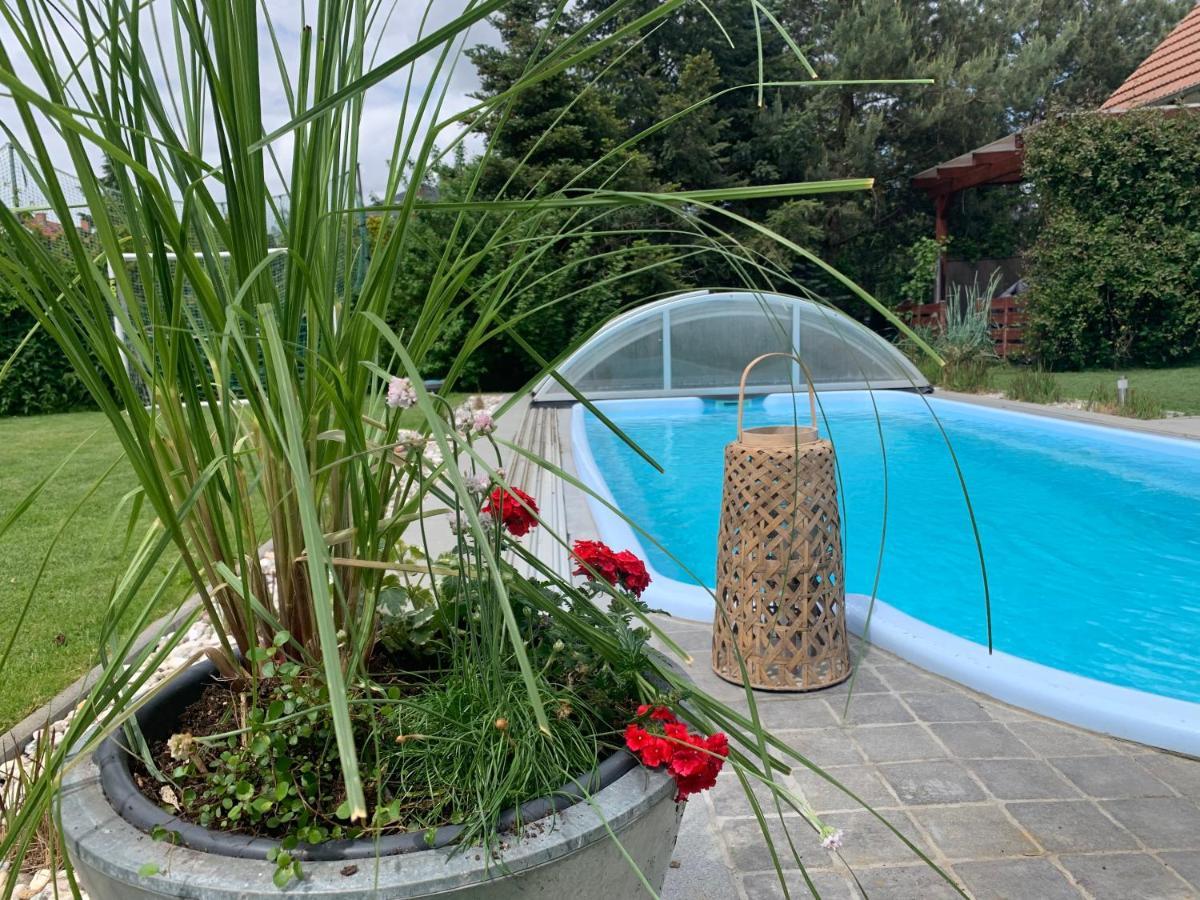 Pool & Lake Holiday Home 마르클리베르크 외부 사진